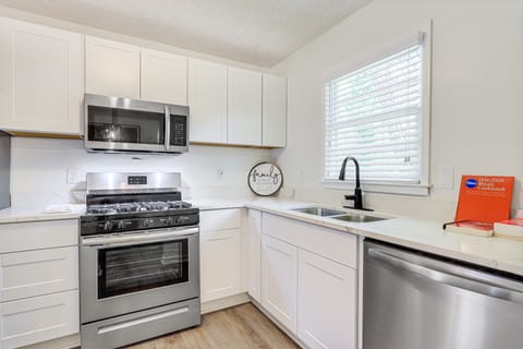 Modern Conyers Retreat - 9 Mi to Arabia Mountain! House in Conyers