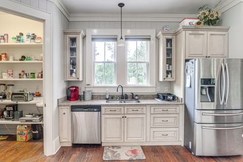 7 Mi to Downtown Fitzgerald: Spacious Home w/ Deck House in Georgia