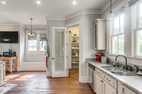 7 Mi to Downtown Fitzgerald: Spacious Home w/ Deck House in Georgia