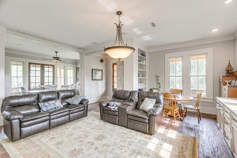 7 Mi to Downtown Fitzgerald: Spacious Home w/ Deck House in Georgia