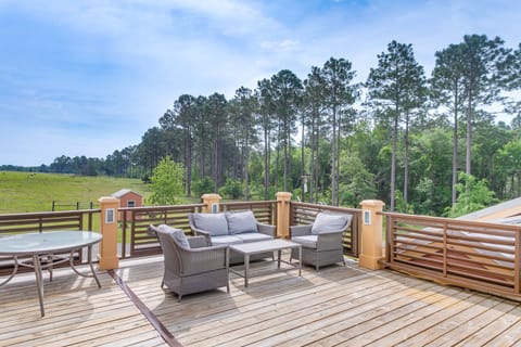 7 Mi to Downtown Fitzgerald: Spacious Home w/ Deck House in Georgia