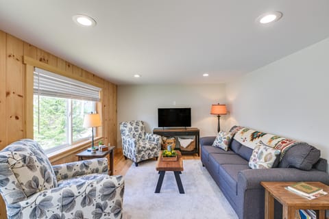 Steps to Lake Access! Eastbrook Family Cabin House in Eastbrook