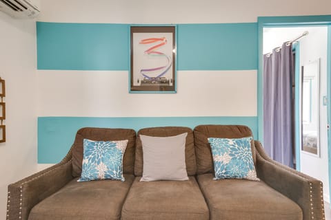 2 Mi to Ocean: Hollywood Beach Bungalow w/ Patio Cottage in Hollywood