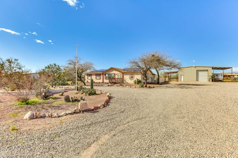 Furnished Patio! Group Desert Escape in Morristown House in Maricopa County
