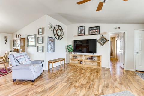 Furnished Patio! Group Desert Escape in Morristown House in Maricopa County