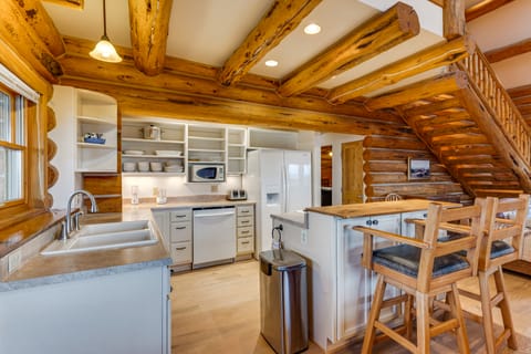 Spacious Rifle Cabin w/ Deck + Mountain Views! House in Colorado