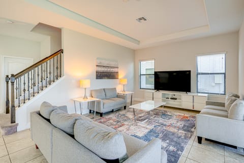 Near Disney & Legoland: Spacious Poolside Oasis! House in Haines City