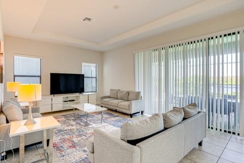 Near Disney & Legoland: Spacious Poolside Oasis! House in Haines City