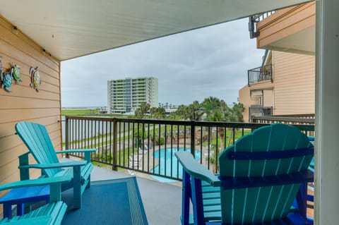 Walk to Seawall & Beach! Galveston Condo w/ Pool Apartment in Galveston Island