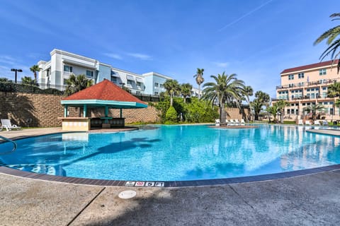 Walk to Seawall & Beach! Galveston Condo w/ Pool Apartment in Galveston Island