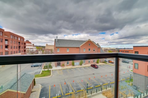 Walk Everywhere! Central Traverse City Condo Apartment in Traverse City