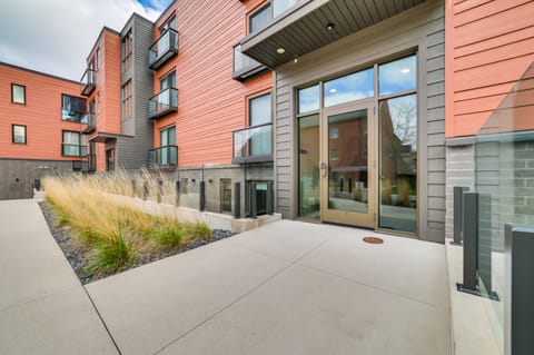 Walk Everywhere! Central Traverse City Condo Apartment in Traverse City