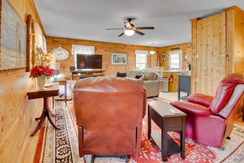 Cozy Cabin w/ Grill & Fire Pit By Dale Hollow Lake House in Tennessee