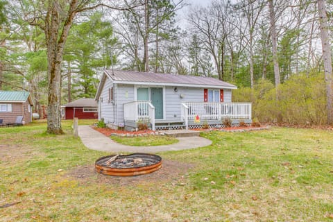 Cozy Wellston Cabin - Walk to Crystal Lake! House in Michigan