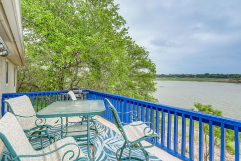 Waterfront Lake Buchanan Cottage w/ Kayaks! Cottage in Rio Grande