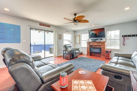 Waterfront Lake Buchanan Cottage w/ Kayaks! Cottage in Rio Grande