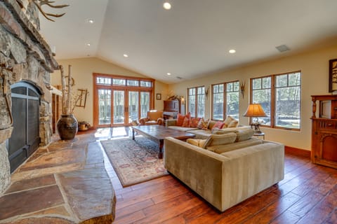 Private Patio & Gas Grill: Stunning Truckee Home House in Truckee