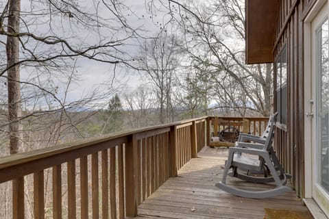 9 Mi to Dollywood: Smoky Mtn Couple’s Retreat! House in Pigeon Forge