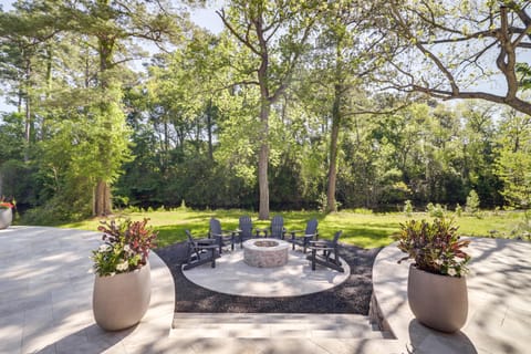 Private 25 Acre Estate w/ Lake: Fish & Canoe! House in Houston