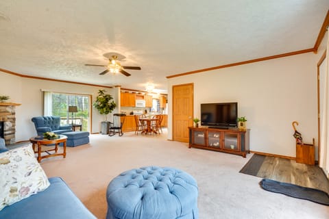 Serene Zanesville Getaway: Hot Tub, 2 Decks! Apartment in Ohio