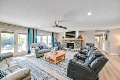 Beautiful Kentucky Lake Getaway w/ Dock & Deck! House in Lake Barkley