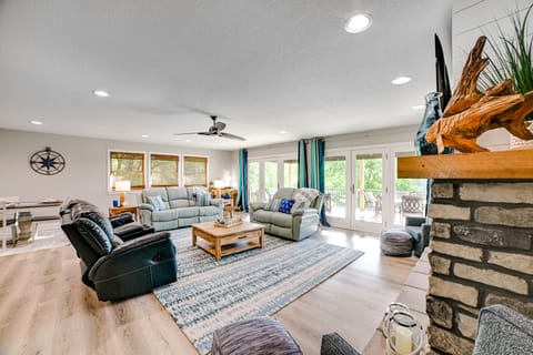 Beautiful Kentucky Lake Getaway w/ Dock & Deck! House in Lake Barkley