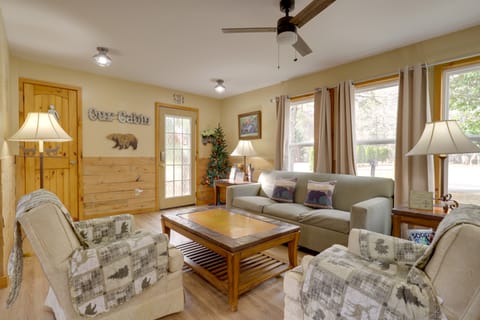 Relax Fireside: Cozy Retreat < 10 Mi to Dollywood Apartment in Pigeon Forge