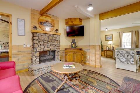 Relax Fireside: Cozy Retreat < 10 Mi to Dollywood Apartment in Pigeon Forge