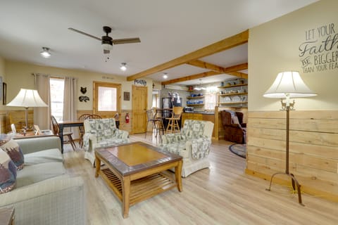 Relax Fireside: Cozy Retreat < 10 Mi to Dollywood Apartment in Pigeon Forge