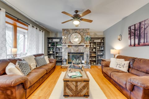 Pocono Lake House Hideaway: Hot Tub & Theater Room House in Coolbaugh Township