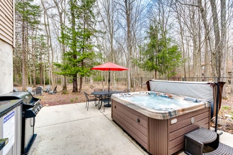 Pocono Lake House Hideaway: Hot Tub & Theater Room House in Coolbaugh Township