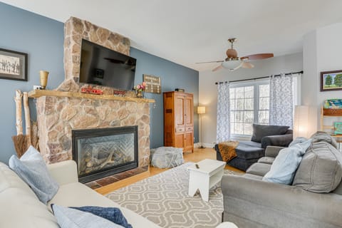 6 Mi to Mt Snow: Nature-View Home w/ Fire Pit! House in Dover