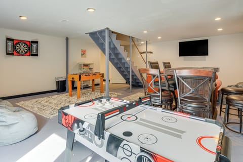 6 Mi to Mt Snow: Nature-View Home w/ Fire Pit! House in Dover