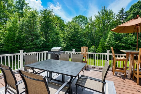 6 Mi to Mt Snow: Nature-View Home w/ Fire Pit! House in Dover