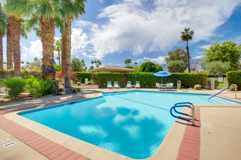 Sunny Palm Springs Haven: Fenced Patio, 6 Pools! Apartment in Palm Springs