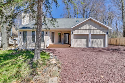 Spacious Retreat 7 Mi to Tobyhanna State Park! House in Coolbaugh Township
