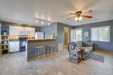 Lakefront Shell Knob Condo w/ Deck & Grill! Apartment in Shell Knob