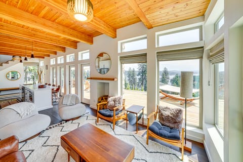 Mid-Century Escape: Lake Views, Steps to Cave Bay! House in Kootenai County