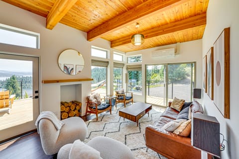 Mid-Century Escape: Lake Views, Steps to Cave Bay! House in Kootenai County