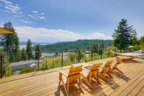 Mid-Century Escape: Lake Views, Steps to Cave Bay! House in Kootenai County