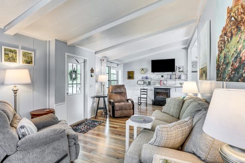 Lake Marion Home: Kayaks, Dock, Waterfront Fun! House in Lake Marion