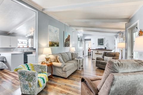 Lake Marion Home: Kayaks, Dock, Waterfront Fun! House in Lake Marion