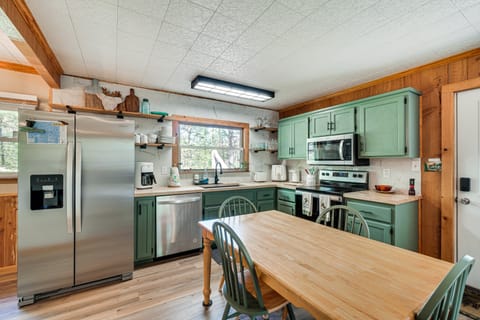 Fire Pit + Community Perks: Murphy Family Cabin! House in Tennessee