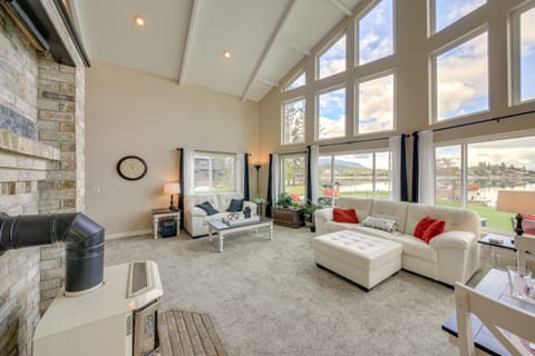 Beachfront Sagle Retreat w/ Boat Dock & Lift House in Sagle