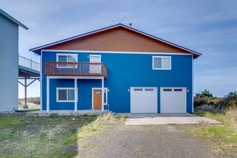 Ocean Shores Retreat w/ Fire Pit - Walk to Beach! House in Ocean Shores