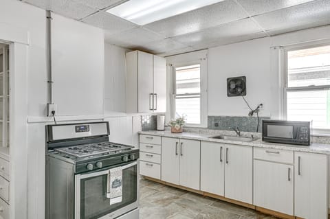 Schenectady Vacation Rental ~ 18 Mi to Albany! Apartment in Rotterdam