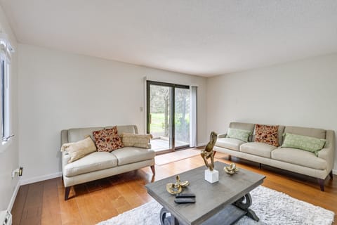 Quaint Bristol Townhome ~ 14 Mi to West Hartford! Apartment in Bristol