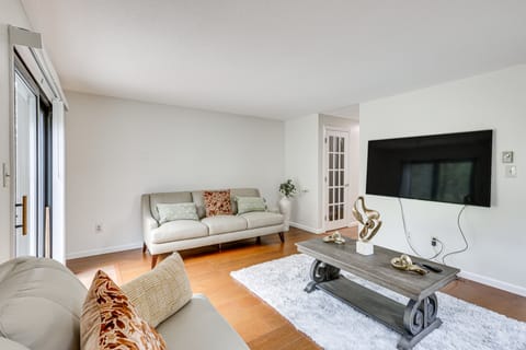 Quaint Bristol Townhome ~ 14 Mi to West Hartford! Apartment in Bristol