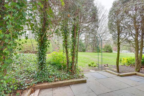 Quaint Bristol Townhome ~ 14 Mi to West Hartford! Apartment in Bristol