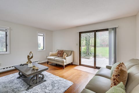 Quaint Bristol Townhome ~ 14 Mi to West Hartford! Apartment in Bristol